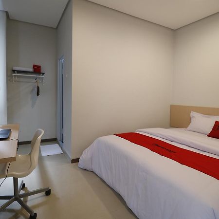 Reddoorz Plus Near Mall Pondok Indah Джакарта Экстерьер фото