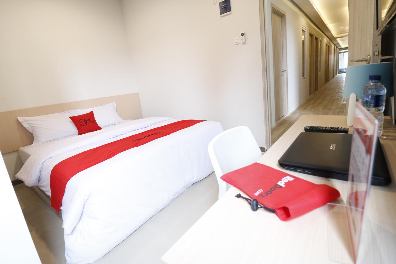 Reddoorz Plus Near Mall Pondok Indah Джакарта Экстерьер фото